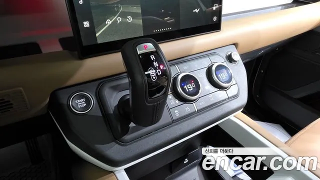 Land Rover Defender 2024
