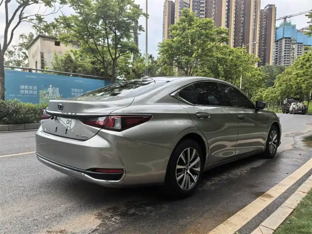 Lexus ES 2021
