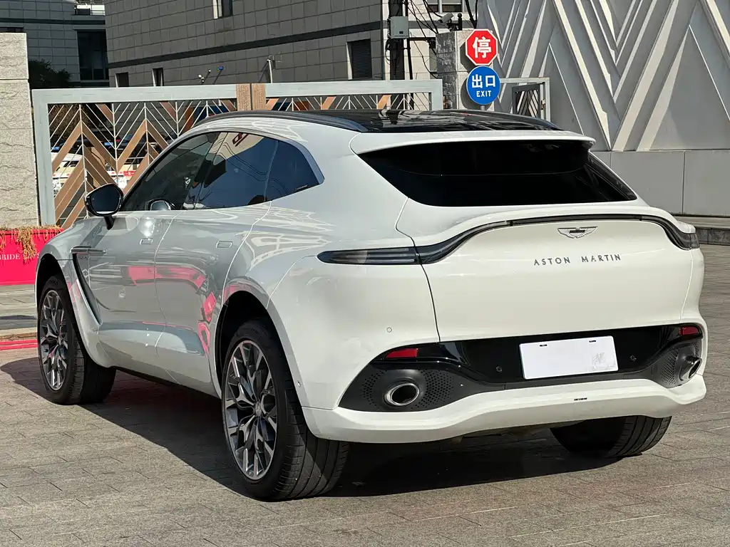 Aston Martin DBX 2023