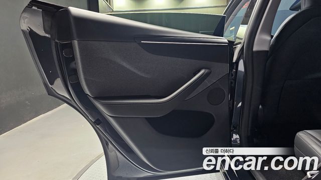 Tesla Model Y 2025