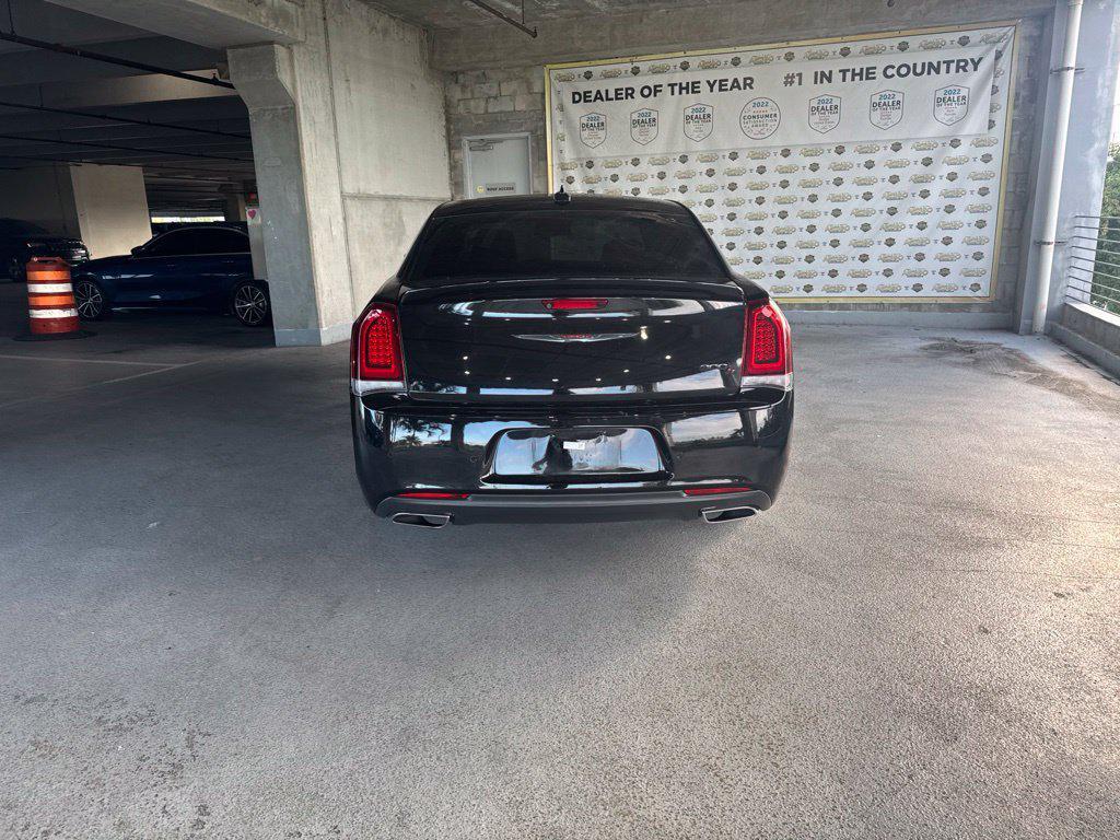 Chrysler 300 2022