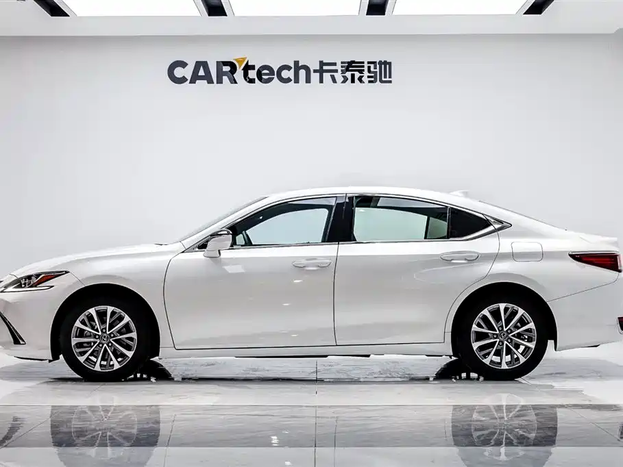 Lexus ES 2024