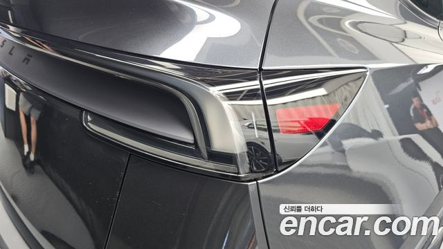 Tesla Model Y 2025