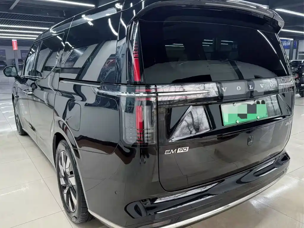 Volvo EM90 2025