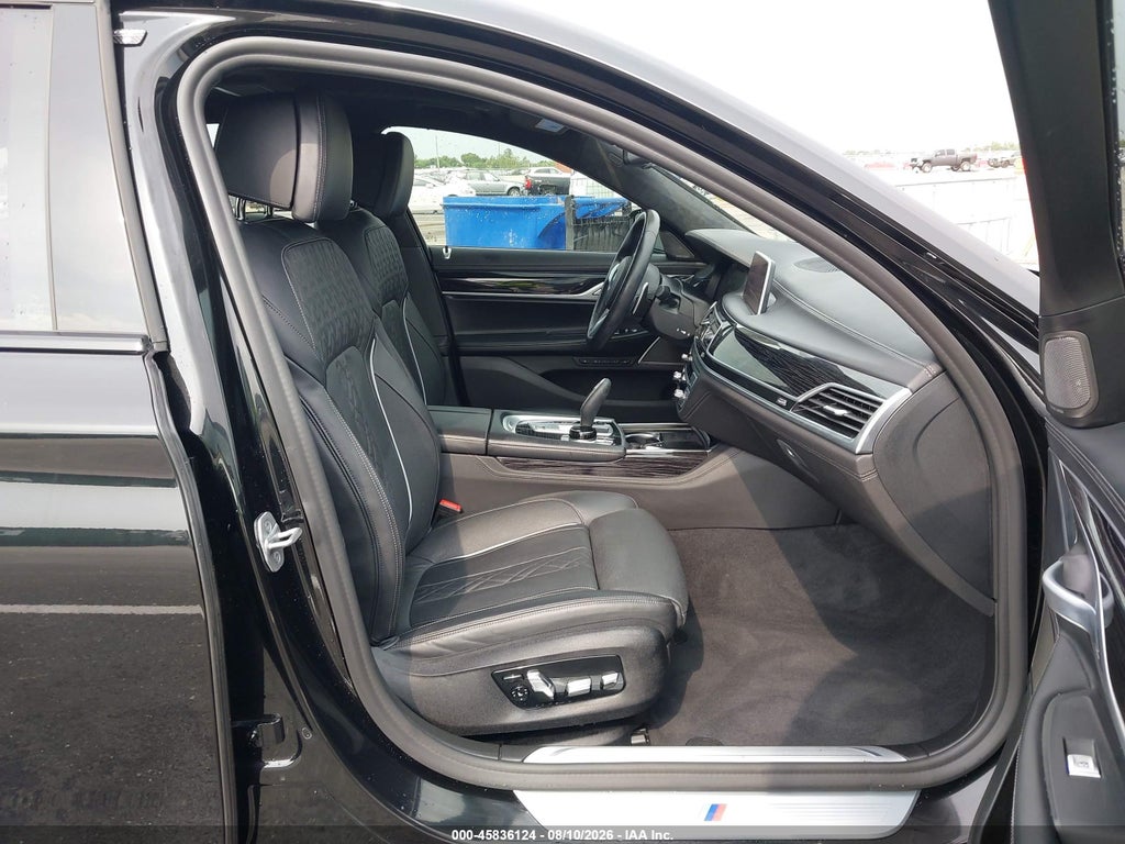 BMW 750 2022
