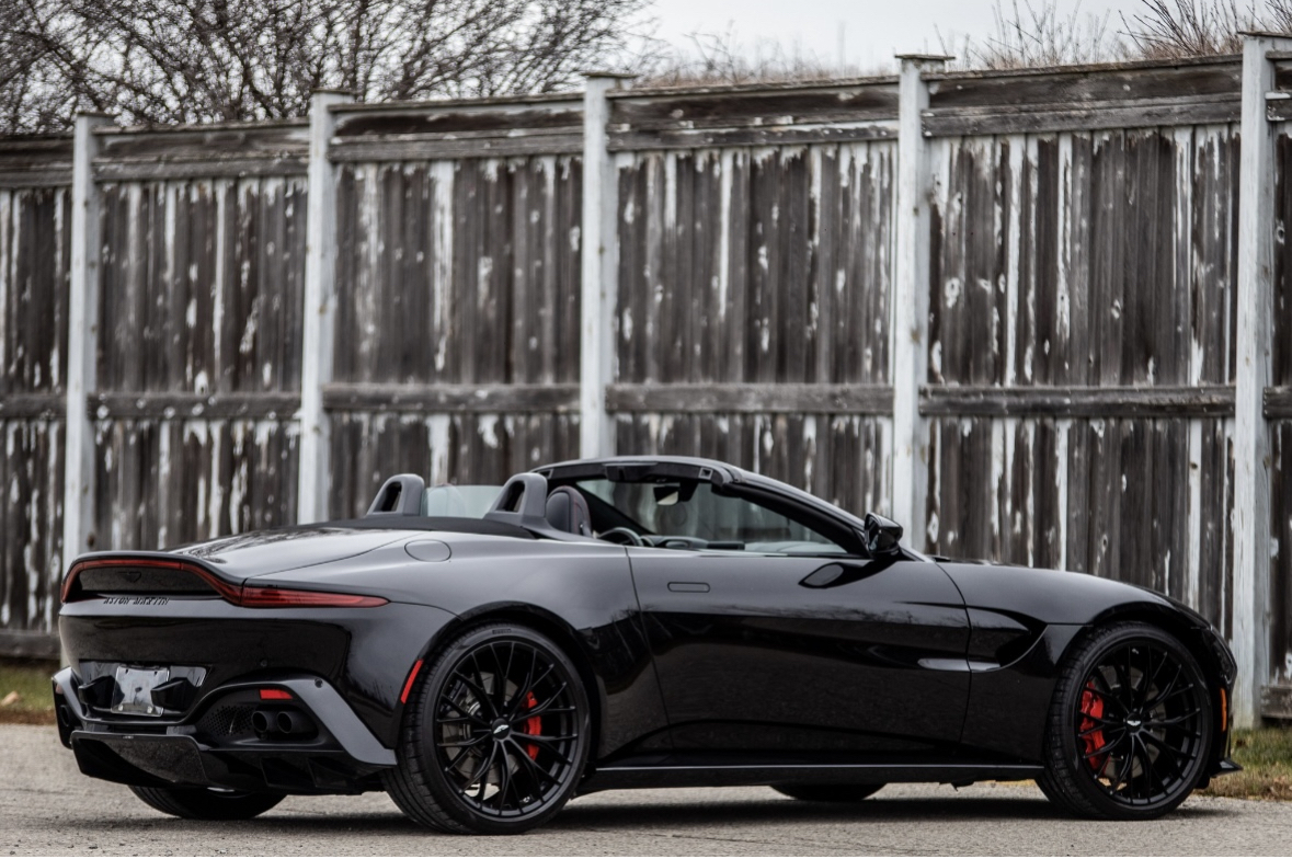 Aston Martin V8 Vantage 2022