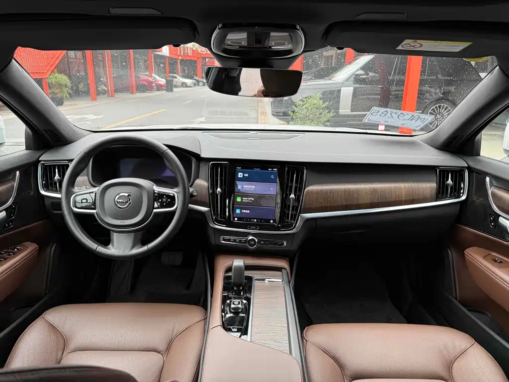 Volvo V90 2024