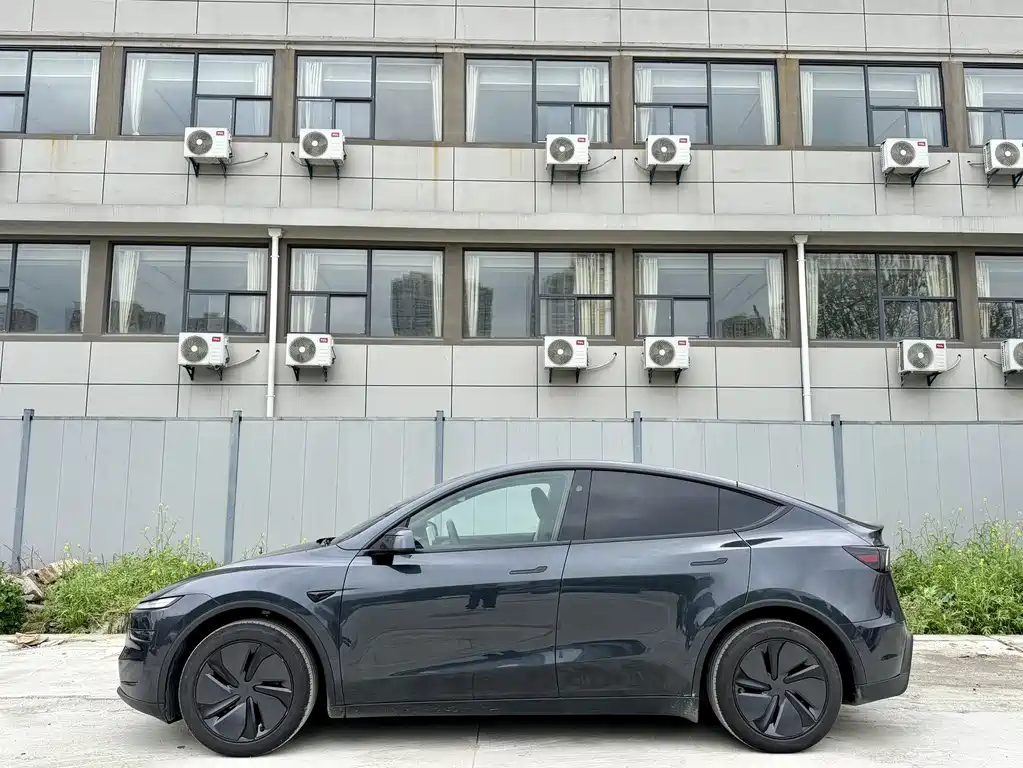 Tesla Model Y 2025