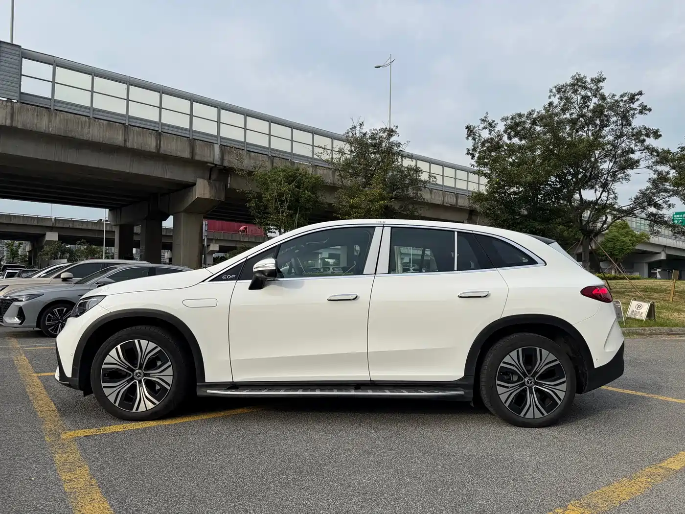 Mercedes-Benz EQE SUV 2025