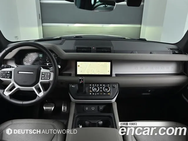 Land Rover Defender 2024