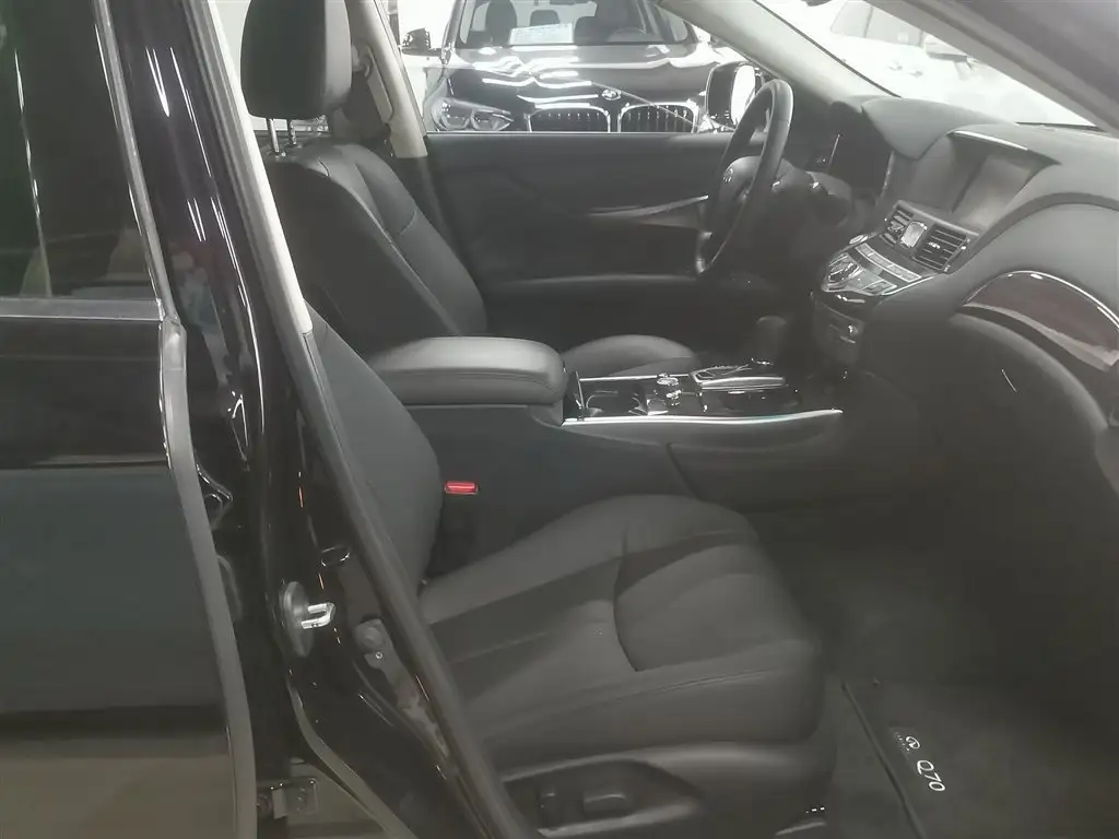 Infiniti Q70 2020
