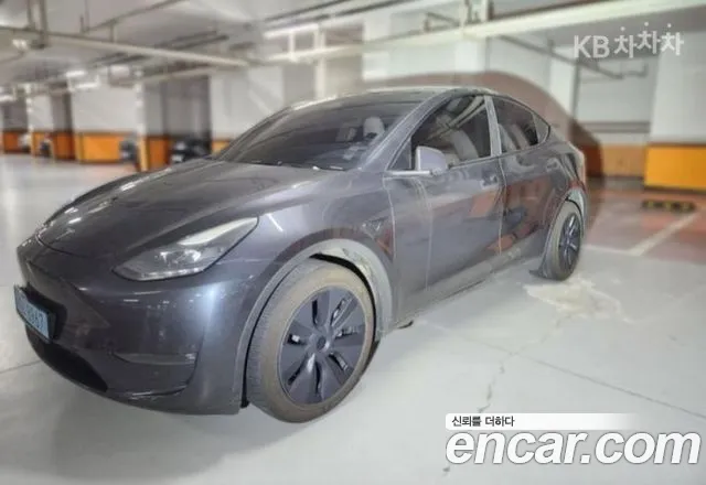 Tesla Model Y 2024