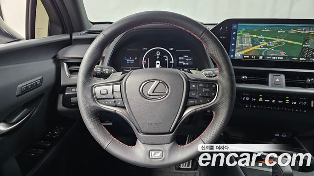 Lexus UX 2025