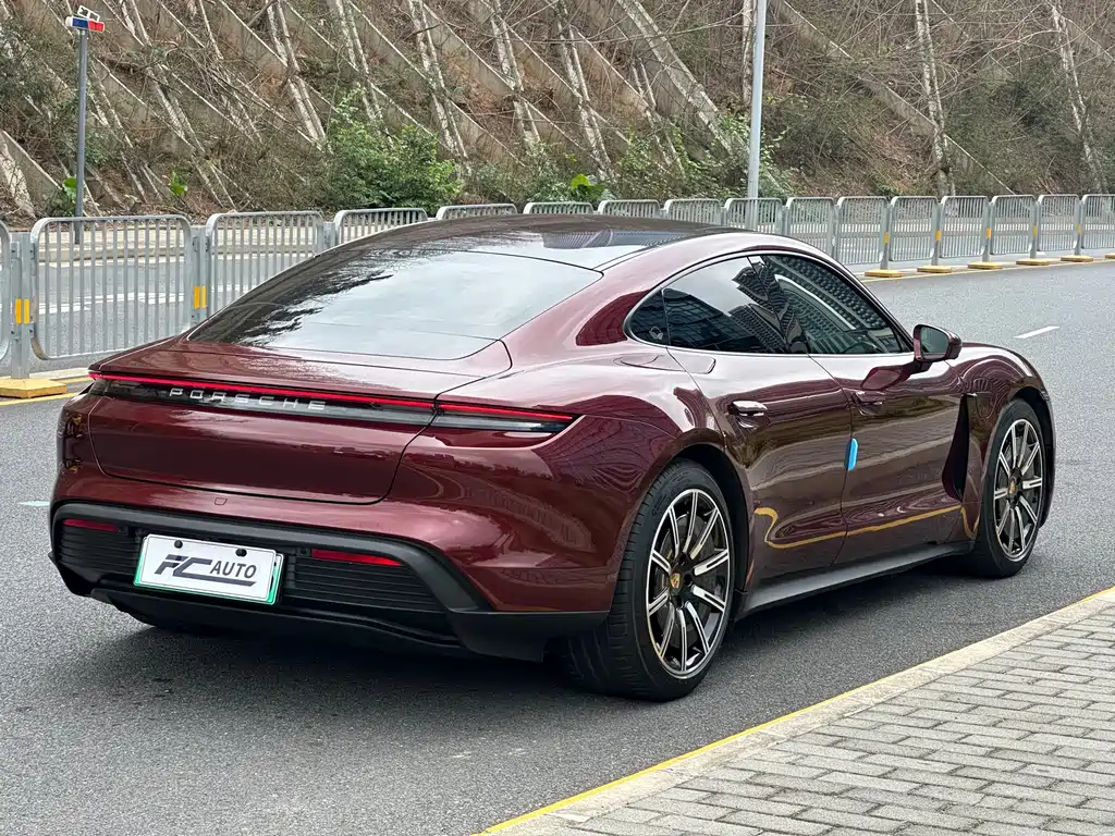 Porsche Taycan 2021