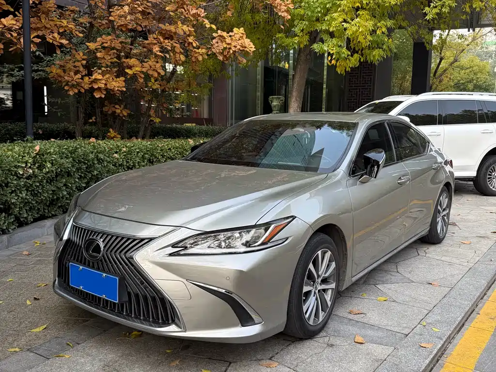 Lexus ES 2021
