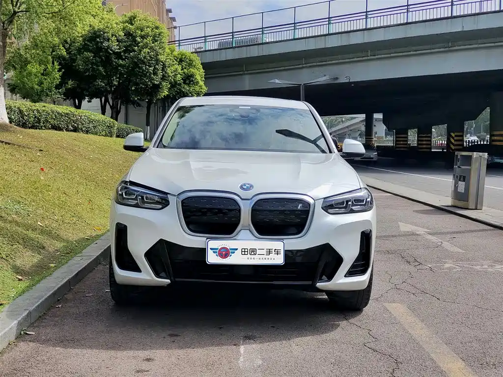 BMW iX3 2024