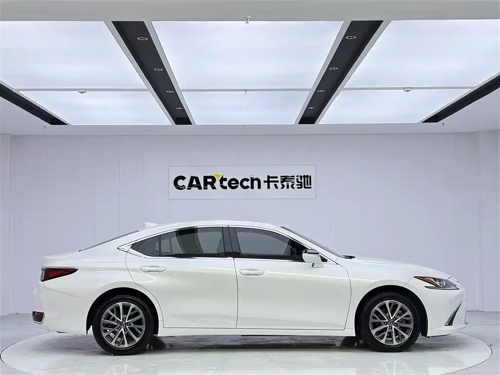 Lexus ES 2024
