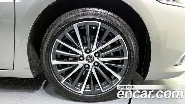 Lexus ES 2023