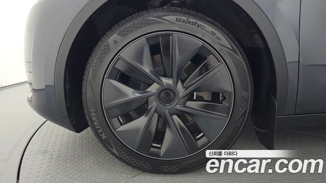 Tesla Model Y 2025