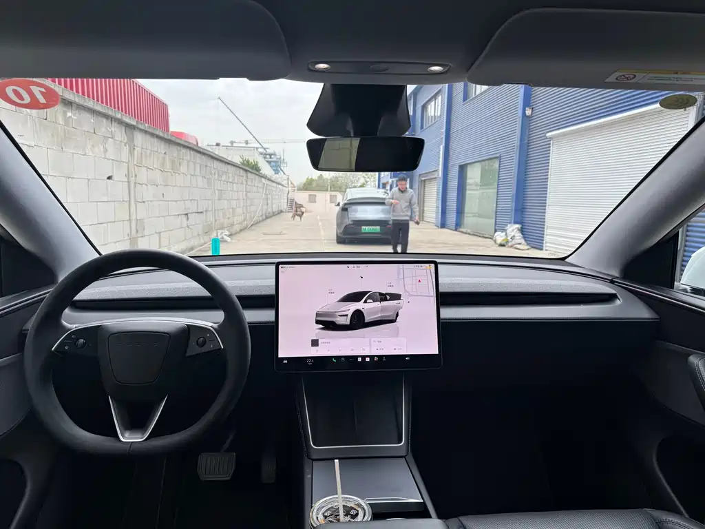 Tesla Model Y 2025