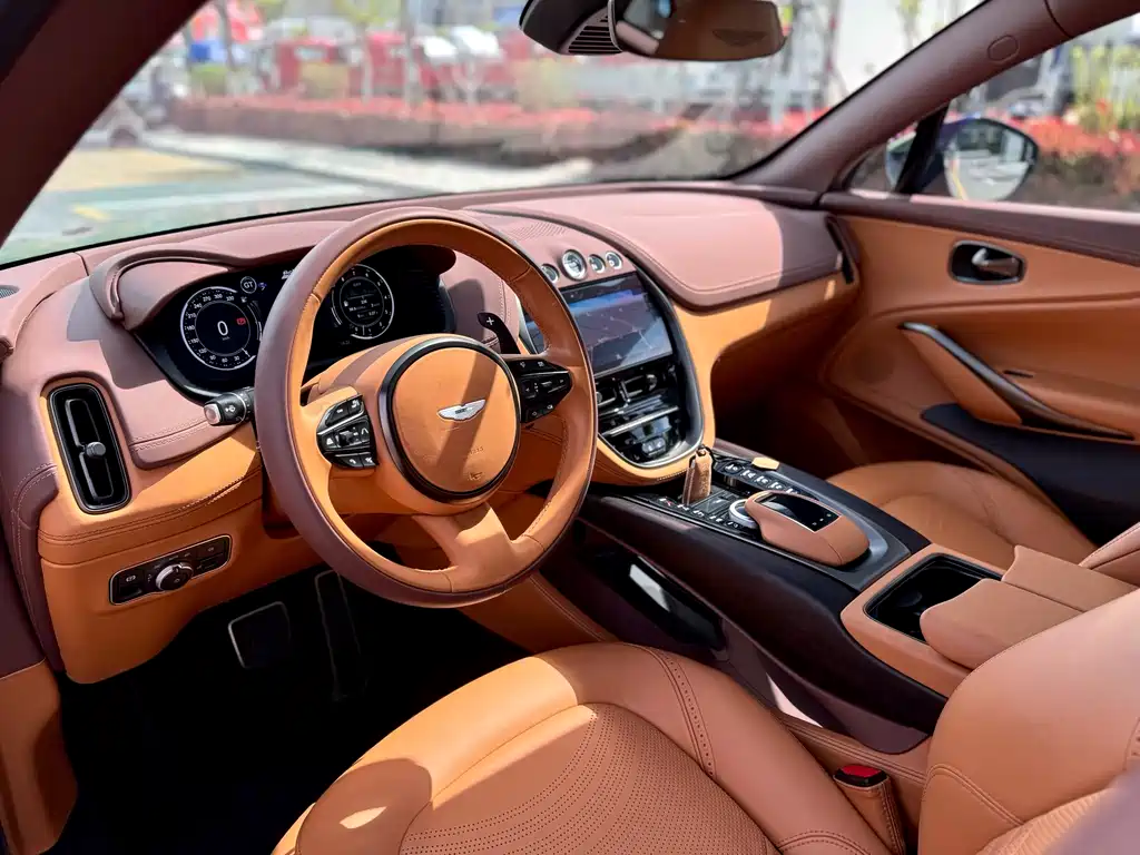 Aston Martin DBX 2023