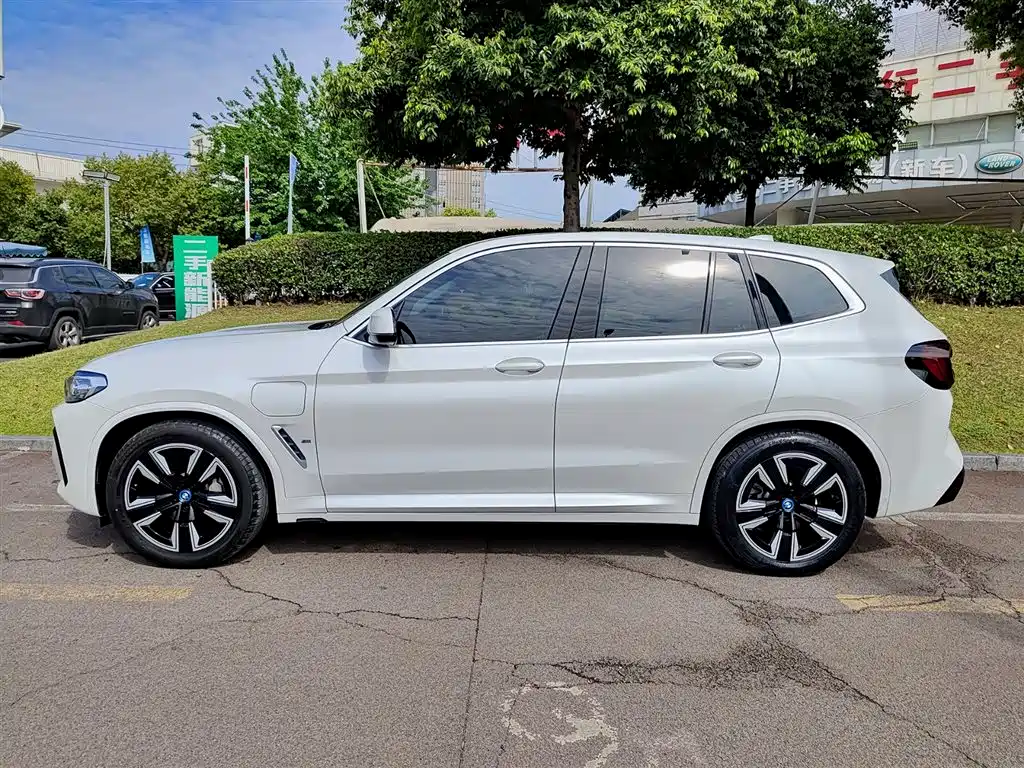 BMW iX3 2024
