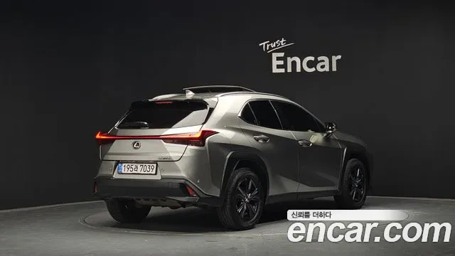 Lexus UX 2025
