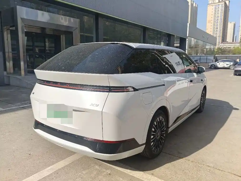 Xpeng X9 2025