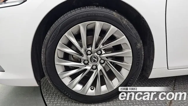 Lexus ES 2021