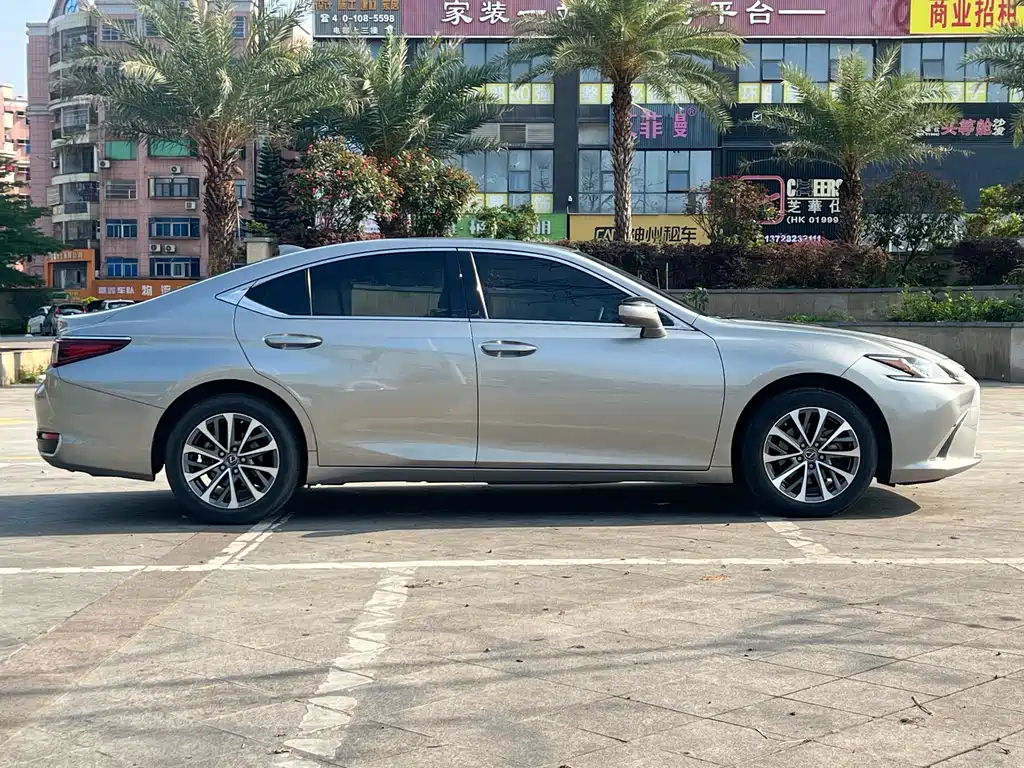 Lexus ES 2023