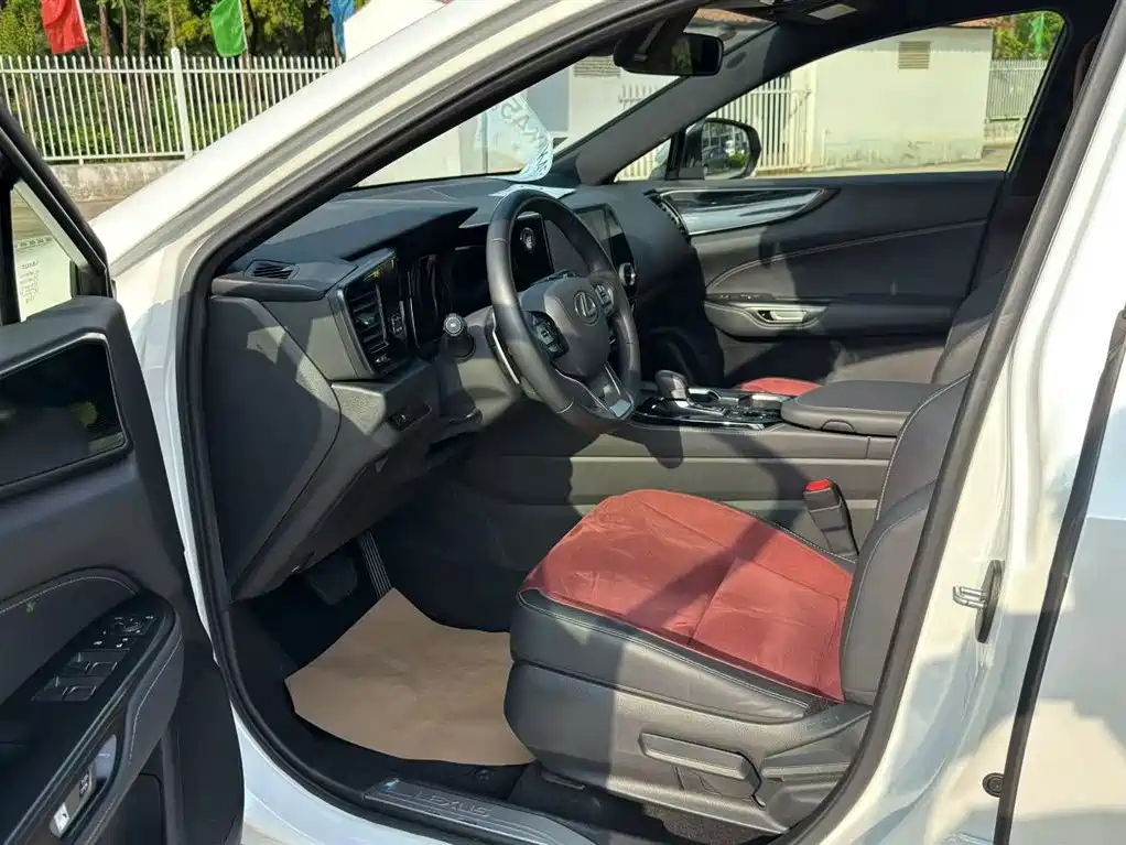 Lexus NX 2023