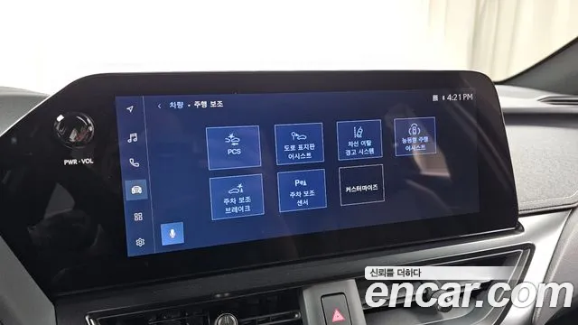 Lexus UX 2025