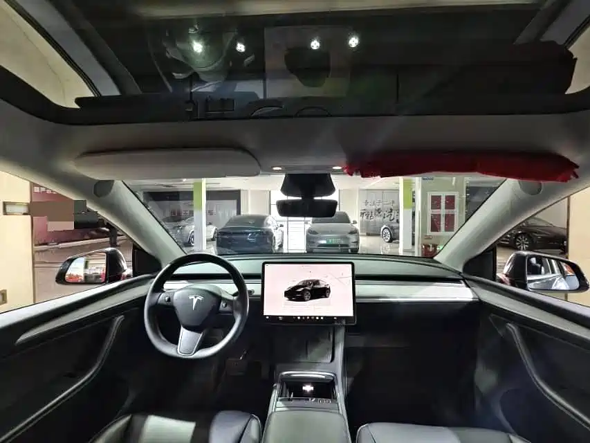 Tesla Model Y 2024