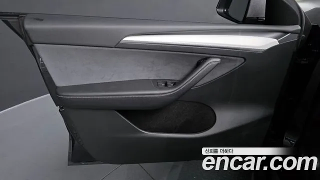 Tesla Model Y 2025