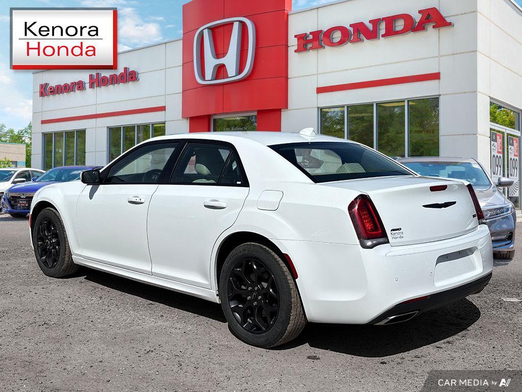 Chrysler 300 2023