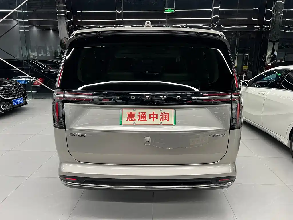 Volvo EM90 2024
