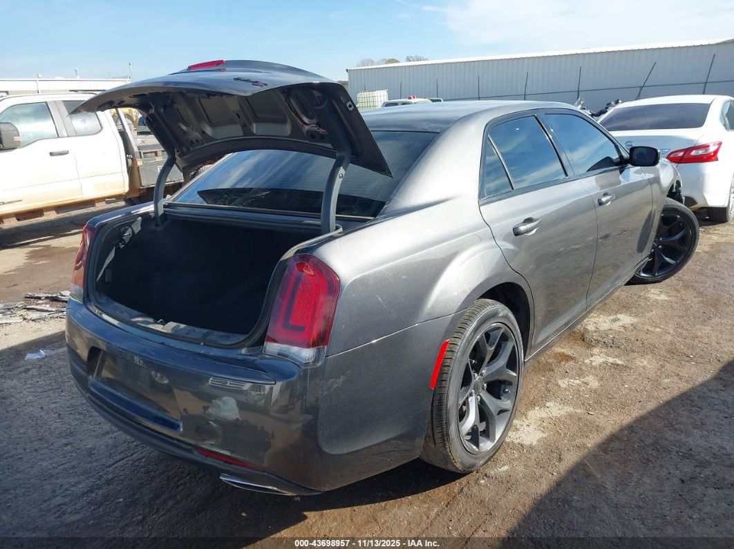 Chrysler 300 2022