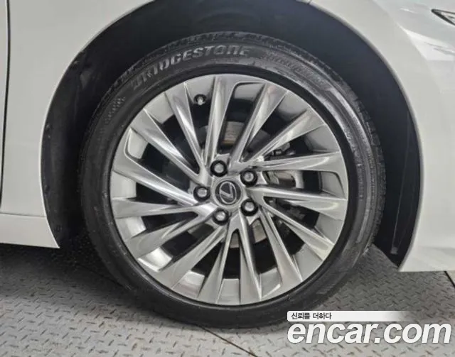 Lexus ES 2023