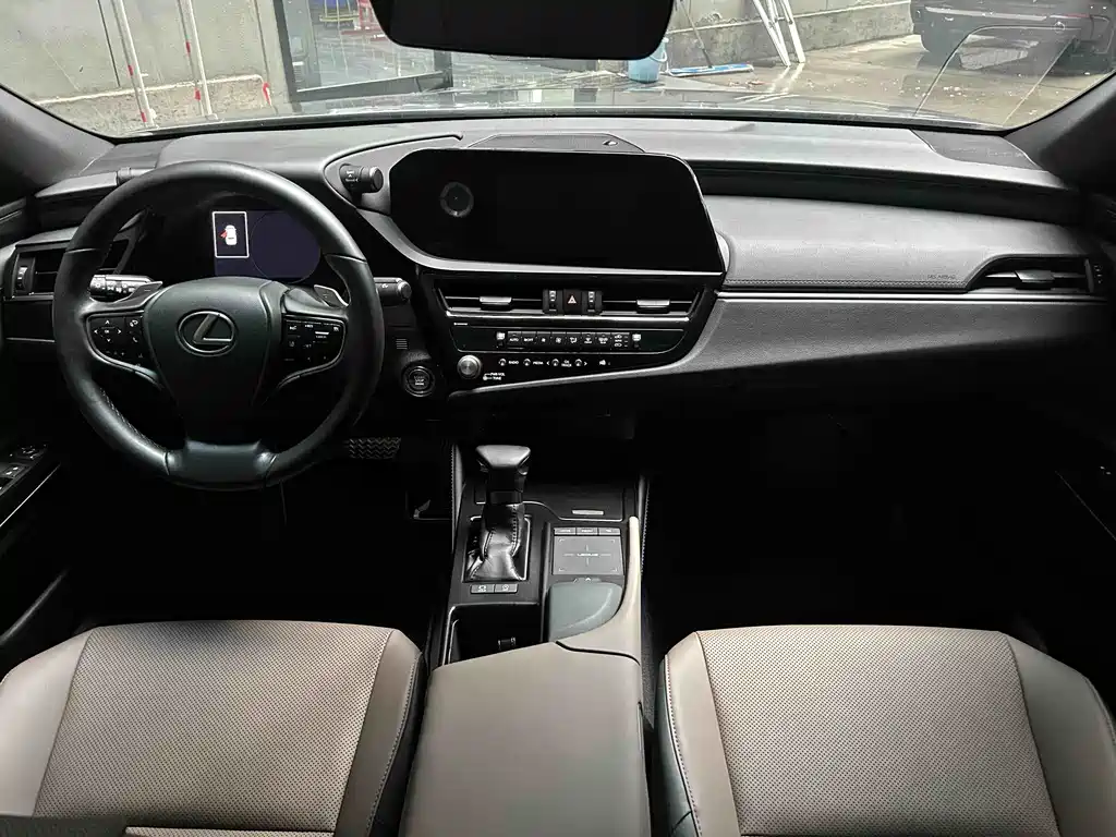 Lexus ES 2022