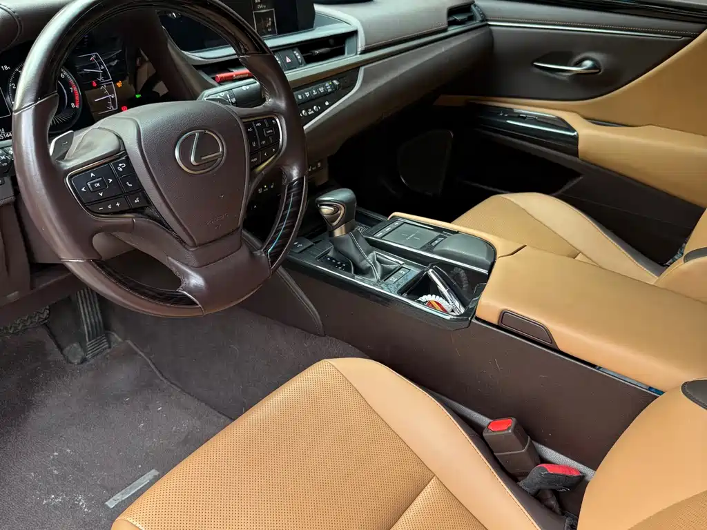 Lexus ES 2021