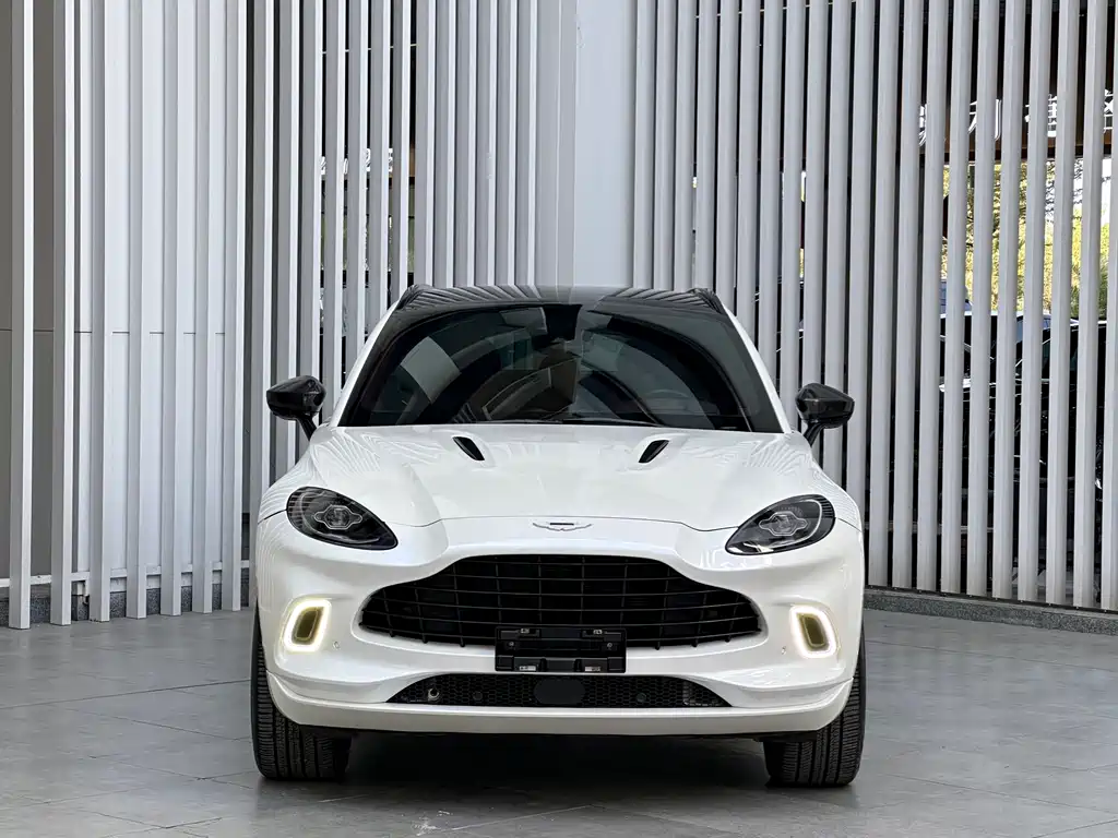 Aston Martin DBX 2021