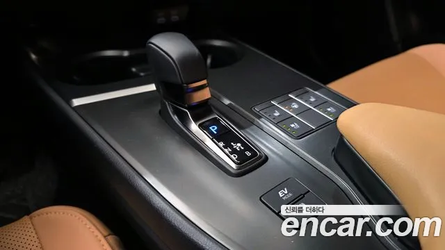Lexus UX 2025