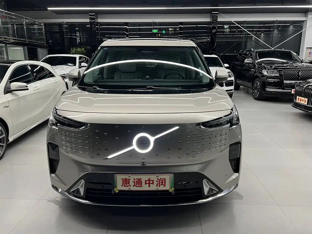 Volvo EM90 2024