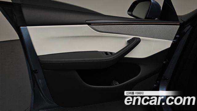 Tesla Model Y 2025