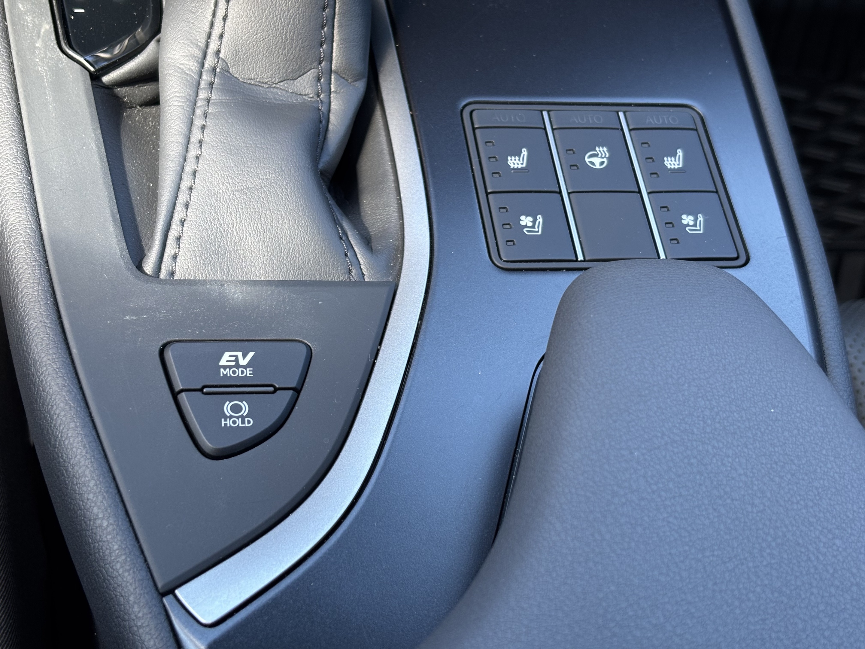 Lexus UX 2024
