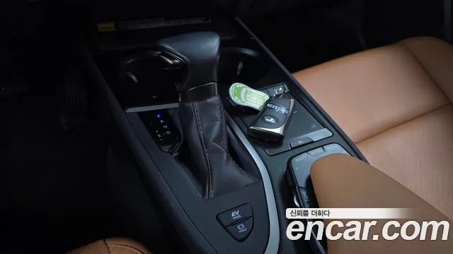 Lexus UX 2021