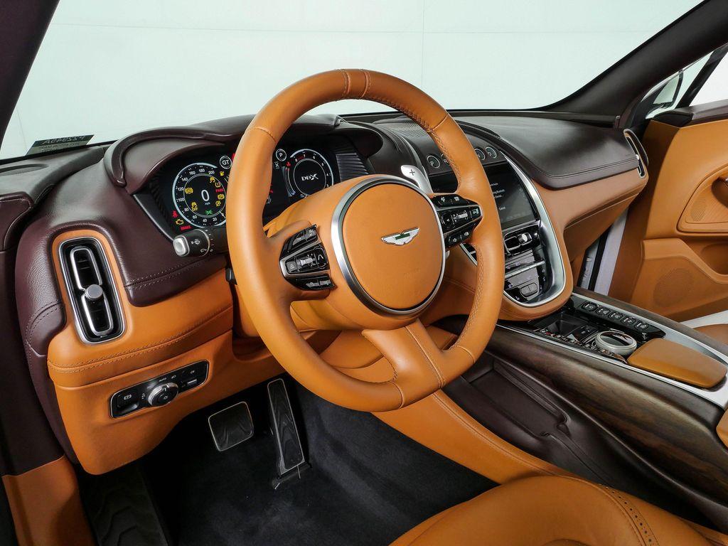 Aston Martin DBX 2021
