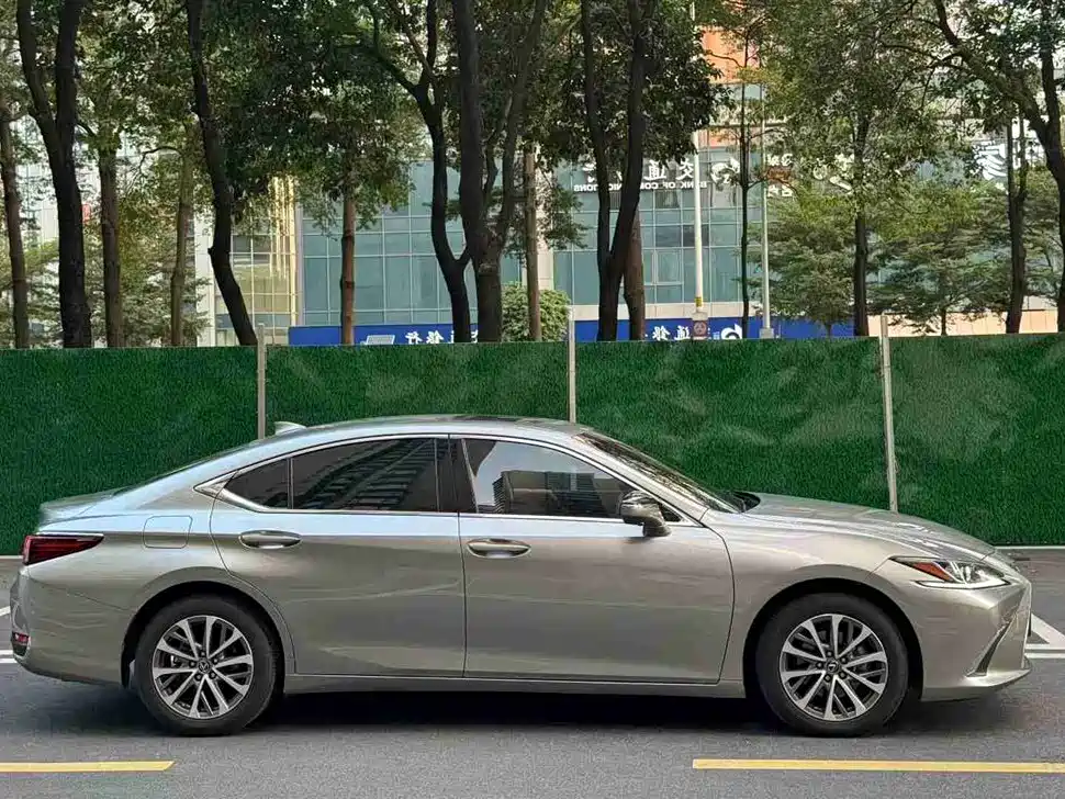 Lexus ES 2024
