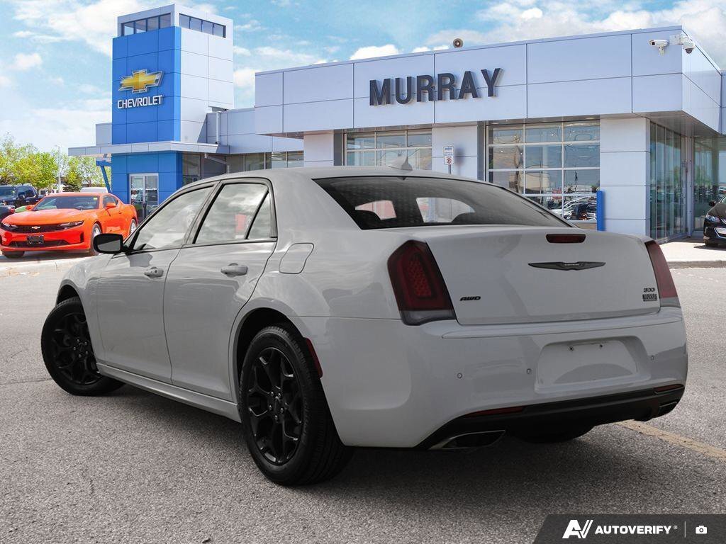 Chrysler 300 2023