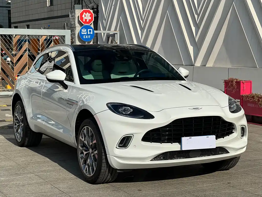 Aston Martin DBX 2023